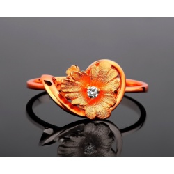 Матовое золотое кольцо "цветочек" с бриллиантом