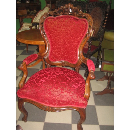 Кресло из красного дерева