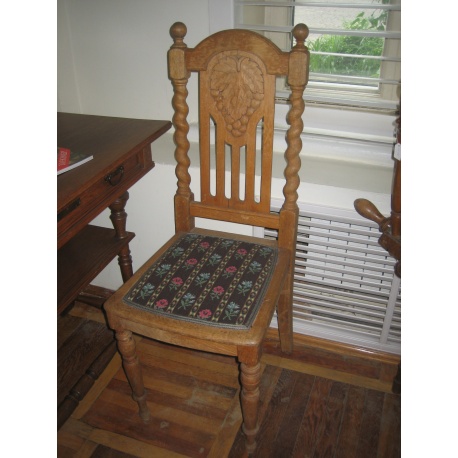 Комплект стульев с резьбой