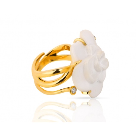 Необычное золотое кольцо с белым агатом и бриллиантом