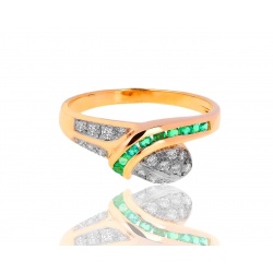 Интересное золотое кольцо с бриллиантами и изумрудами