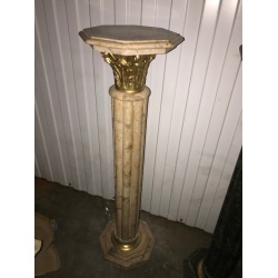 Мраморная колонна с позолотой