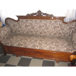 Антикварный диван из красного дерева