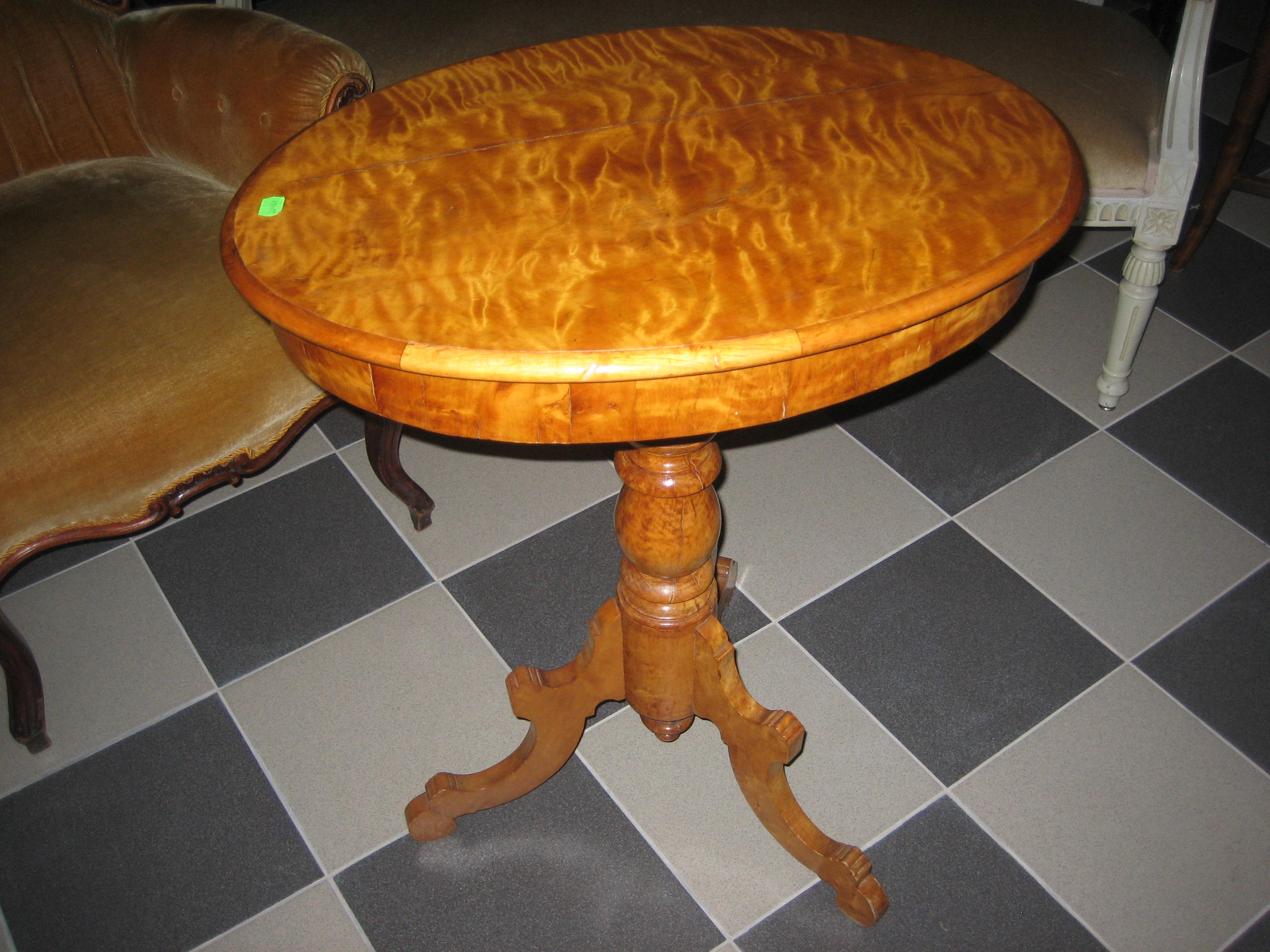Антикварный стол на одной ноге