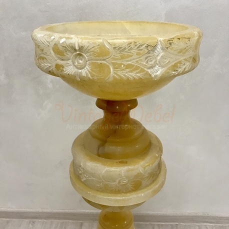 Антикварная старинная ваза на колонне